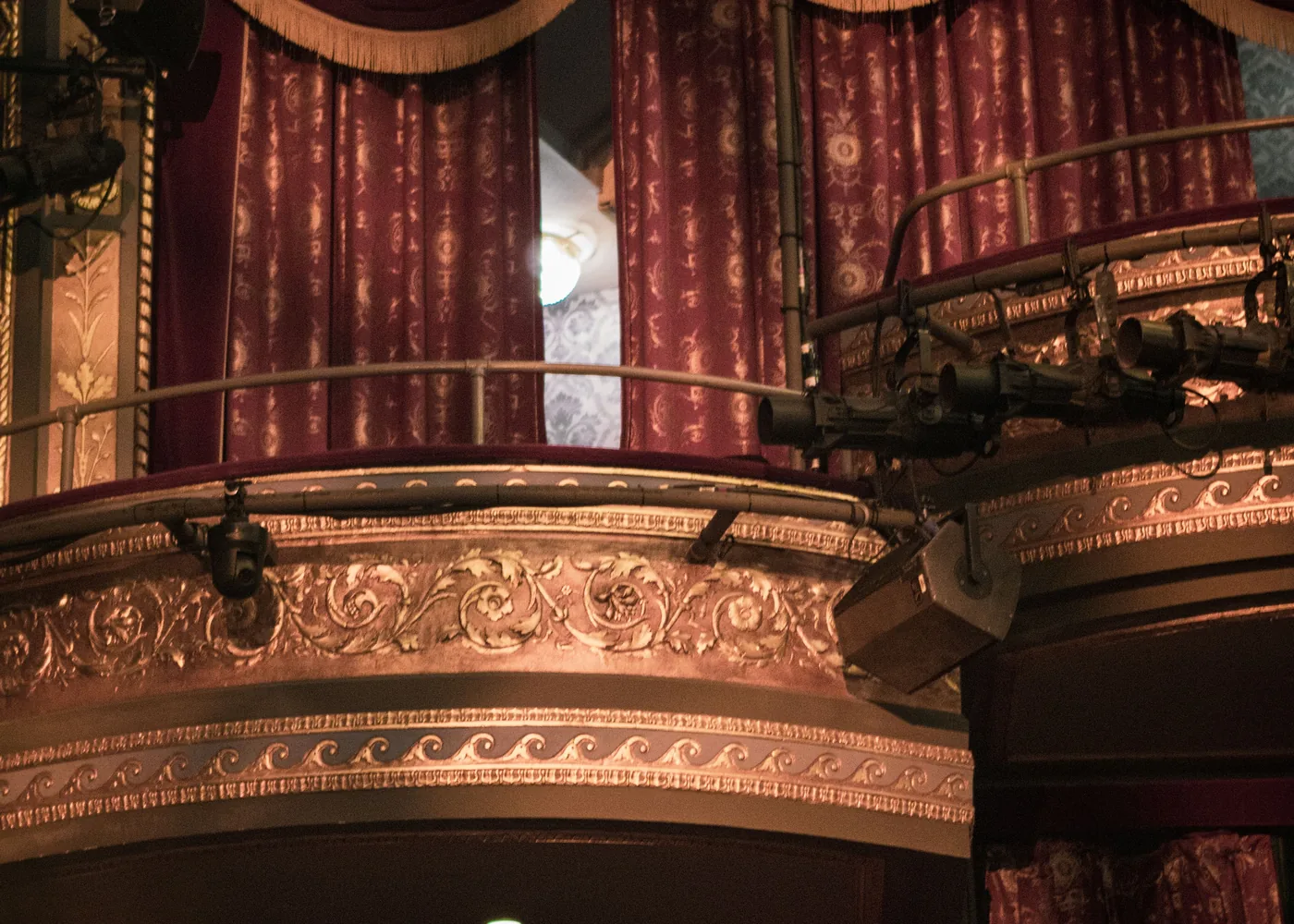 Gestaffelte Logen in Rot und Gold im Inneren eines historischen Theaters